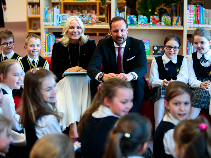 Kronprinsparet snakker med barn om bøker på Latvias Nasjonalbibliotek. Foto: Lise Åserud / NTB scanpix